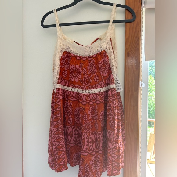 NWT Red & Pink Romper Flower & Lace Urban Outfitters - Picture 2 of 12